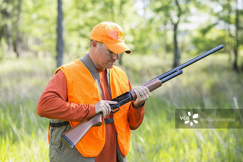 在森林里拿着猎枪打猎的人图片素材