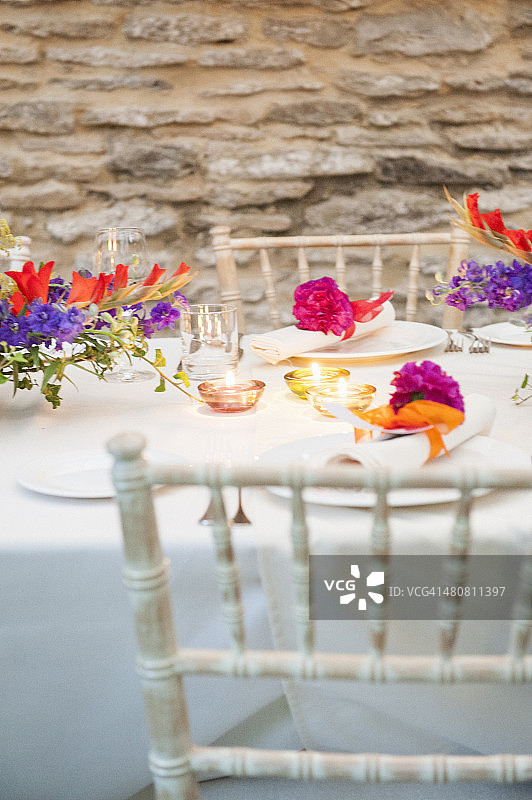 婚宴上的餐桌装饰细节图片素材