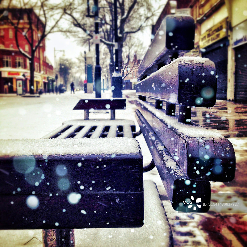 被新雪覆盖的街道长椅的特写图片素材