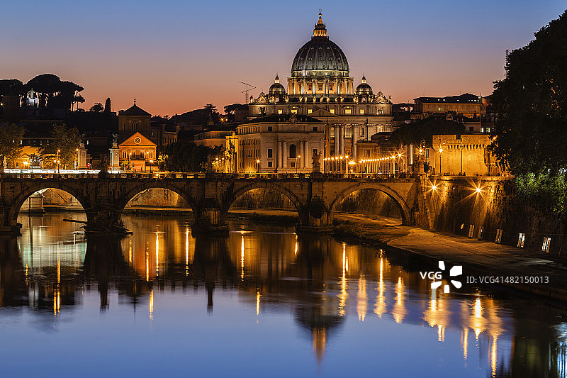 圣彼得大教堂和台伯河在黄昏照亮，罗马，拉齐奥，意大利图片素材