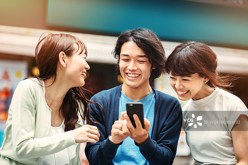 一群拥有智能手机的日本年轻人图片素材