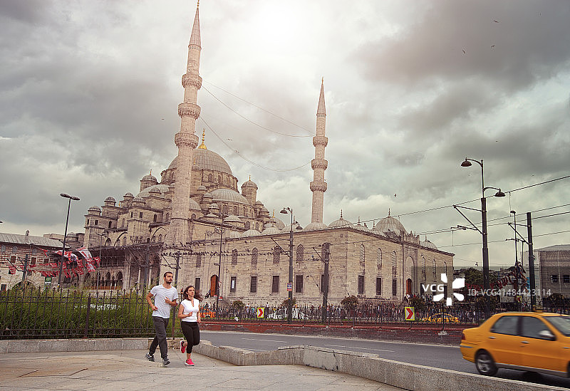一对年轻夫妇在伊斯坦布尔慢跑图片素材