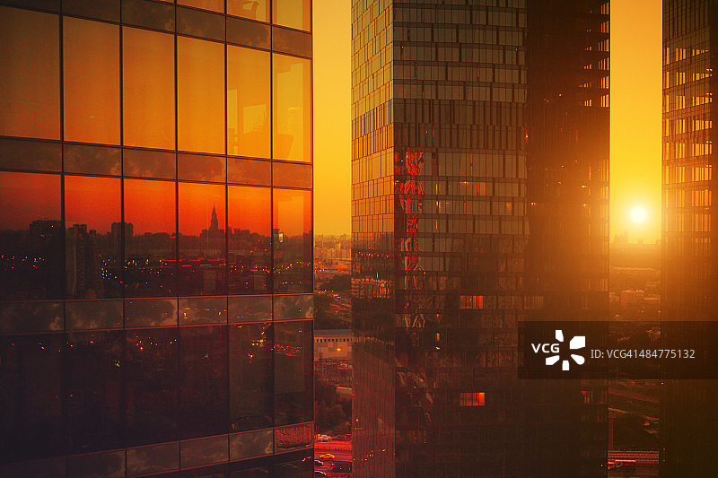 日落时高耸的现代摩天大楼图片素材