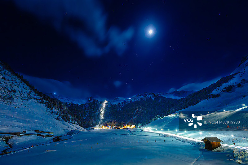 冬季滑雪胜地Hintertux夜间，Tirol，奥地利图片素材