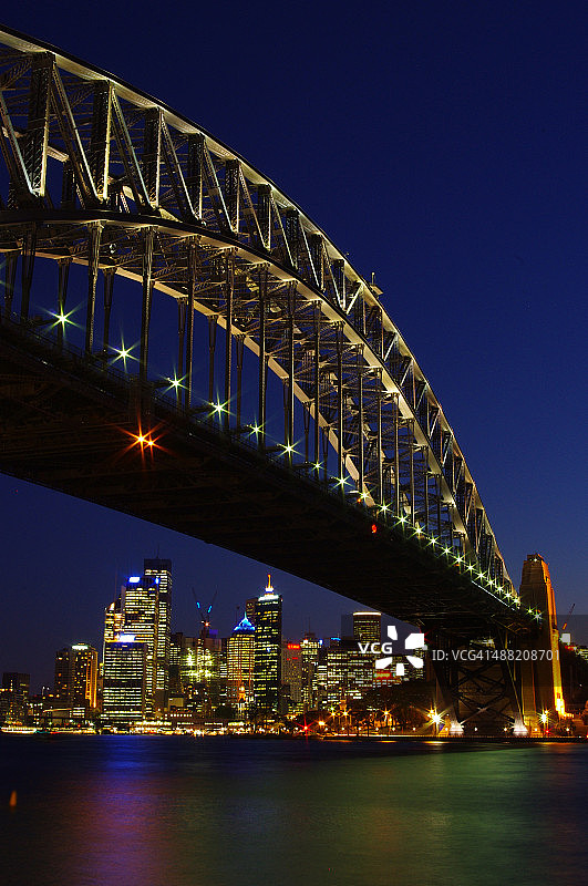晚上的悉尼海港大桥和城市的天际线图片素材
