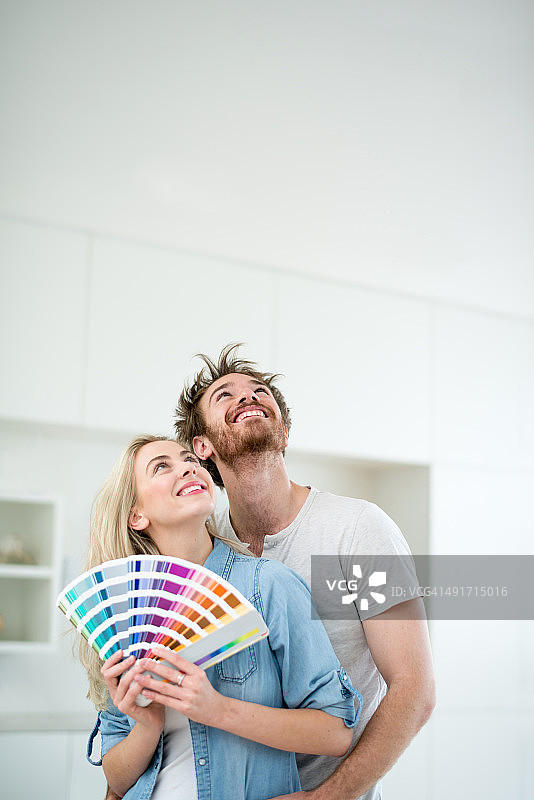 粉刷房屋的夫妇图片素材