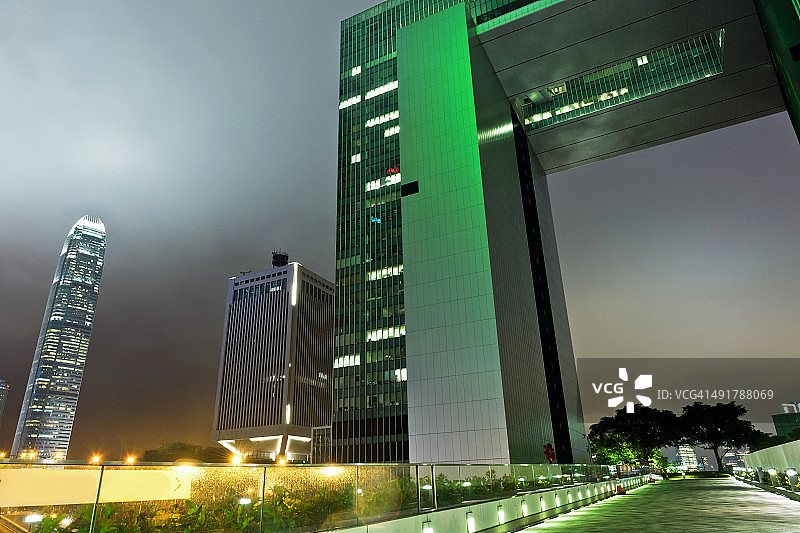 港岛新政府大楼及国际金融中心，夜雨图片素材