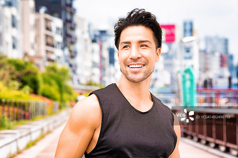 健康成熟的日本男子在东京健身图片素材