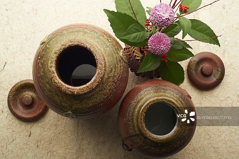 陶瓷罐子和瓶盖的静物生活与花瓶的花和浆果图片素材