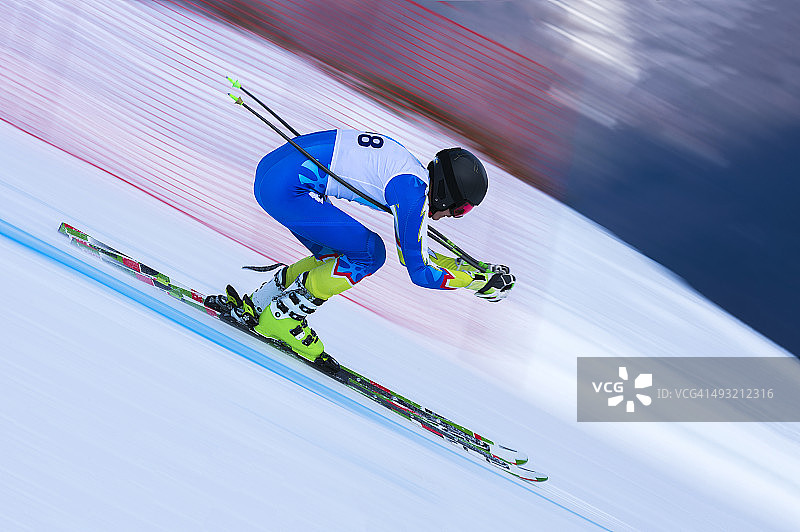 直线下坡比赛的年轻男子滑雪者图片素材