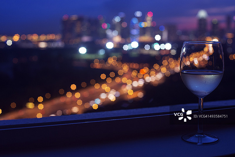 黄昏时分窗台上的酒杯图片素材