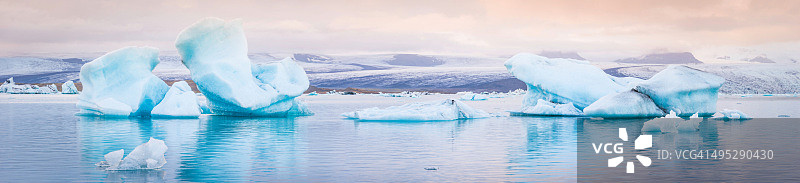 淡蓝色的冰山漂浮在宁静的北冰洋环礁湖冰岛图片素材