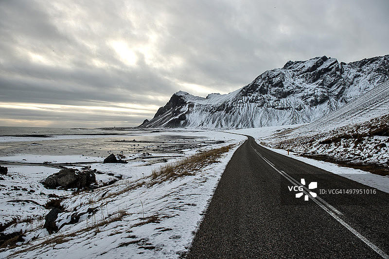 冰岛东南部的埃斯特拉霍恩雪山和公路图片素材