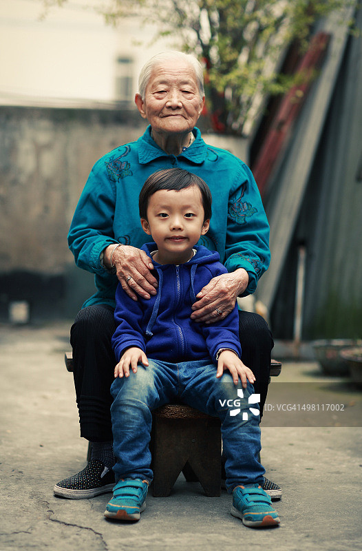 幸福的亚洲家庭图片素材