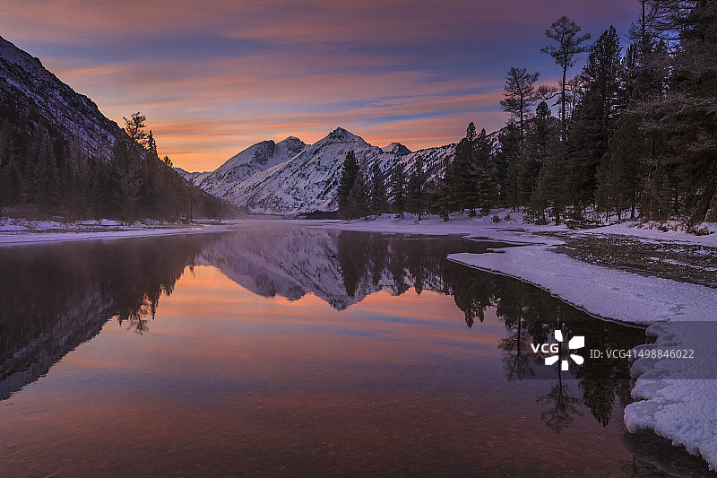 冬天的黎明在山上的河上图片素材