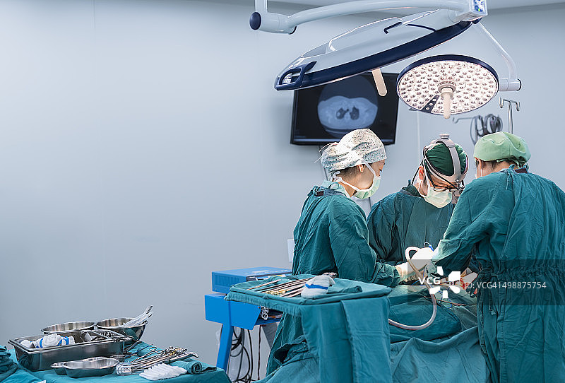 外科医生和团队进行胸外科手术图片素材