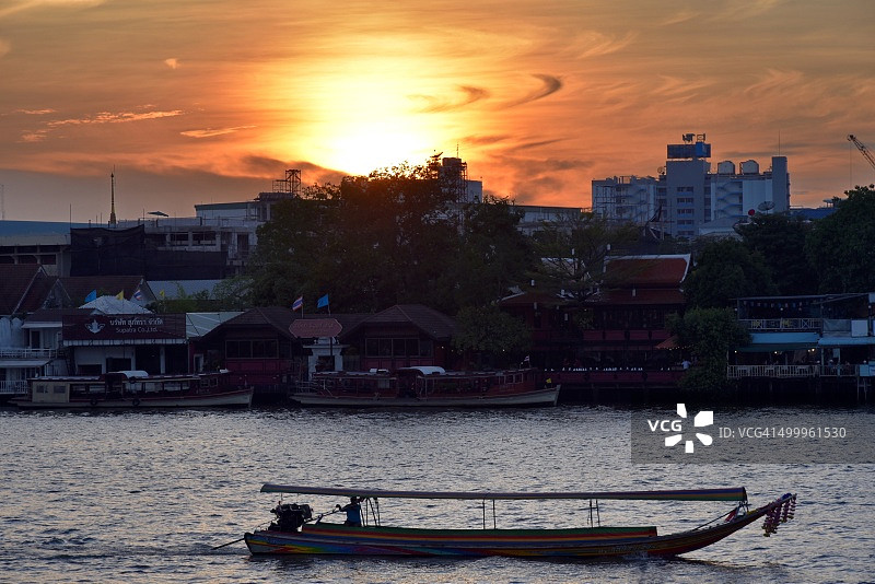 日落浮曼谷泰国船图片素材