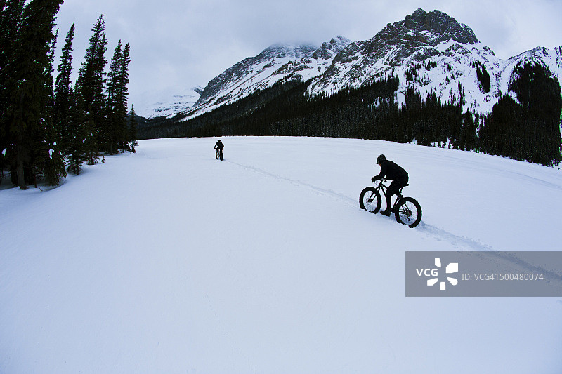 雪骑自行车人图片素材