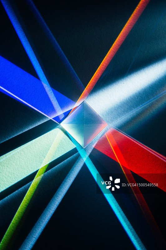 立方棱镜折射，彩色光谱图片素材