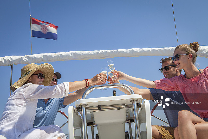 克罗地亚亚得里亚海，两对夫妇在帆船上喝香槟图片素材