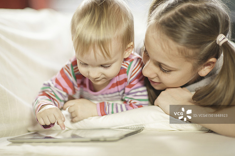 欧洲克罗地亚奥西耶克，儿童使用数字平板电脑图片素材