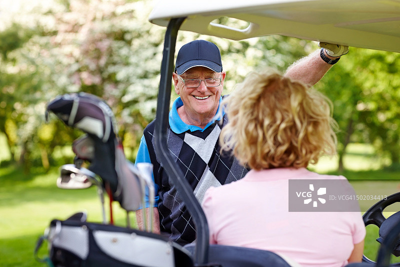 高尔夫球场上一对快乐的老年情侣图片素材