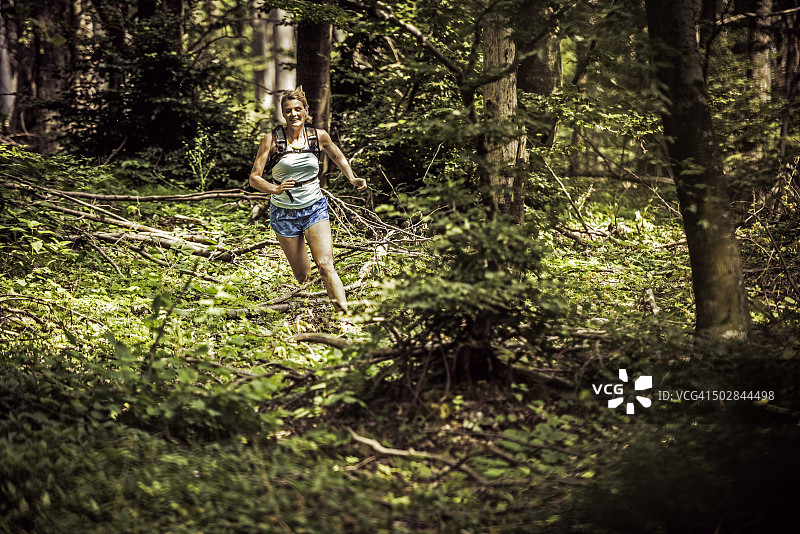 森林里的女跑步者图片素材
