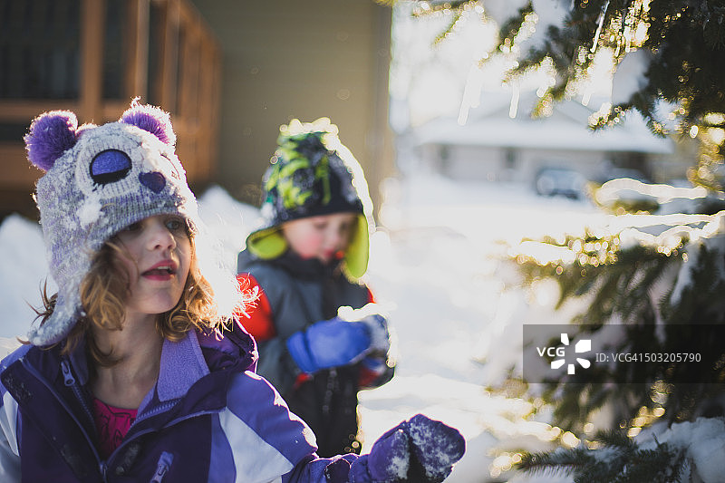 孩子们站在雪树旁图片素材