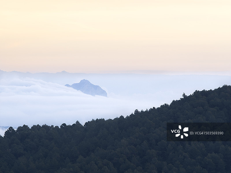 日出时薄雾缭绕的群山剪影图片素材