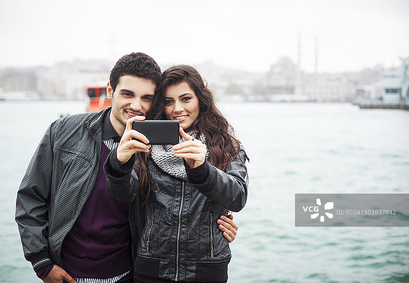 年轻迷人的土耳其夫妇在港口自拍图片素材