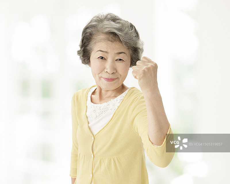 老女人握紧拳头图片素材