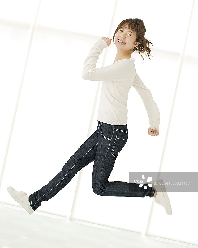 年轻女子在空中跳图片素材