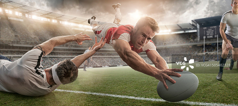 橄榄球运动员在空中俯冲中得分和被擒抱图片素材