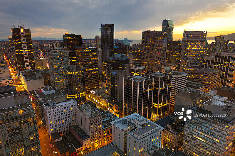 日落时分的温哥华市中心图片素材