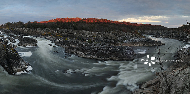 大瀑布弗吉尼亚瀑布和岩石在前景。图片素材