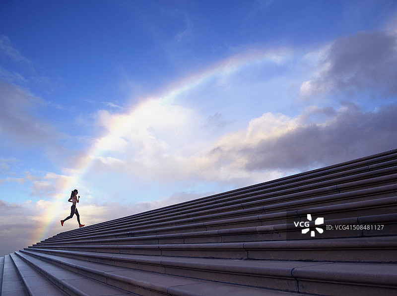 一个太平洋岛民在水泥台阶上慢跑图片素材