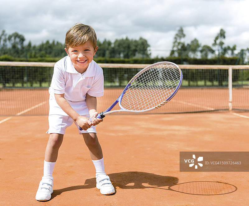 男孩打网球图片素材