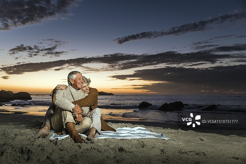 浪漫的老年夫妇在海滩上放松图片素材