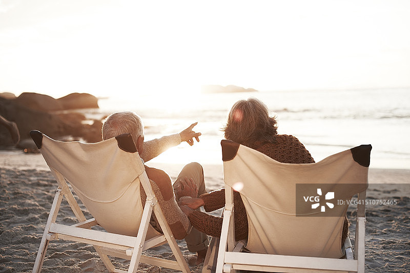 一对老年夫妇坐在海滩的椅子上图片素材