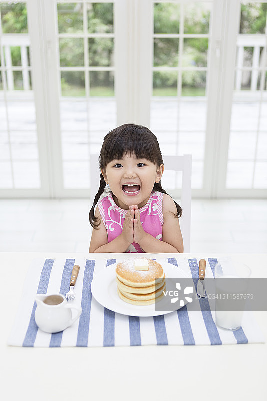 快乐的女孩吃早餐图片素材