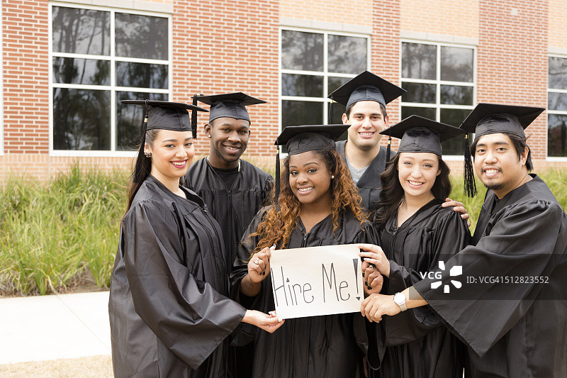 教育:大学毕业后，朋友们举着“雇佣我”的牌子。图片素材