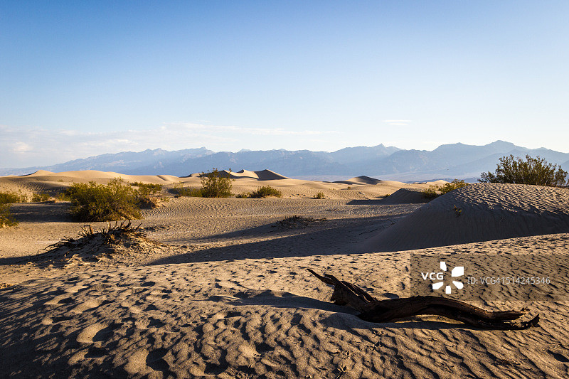 日出时死亡谷的沙丘图片素材