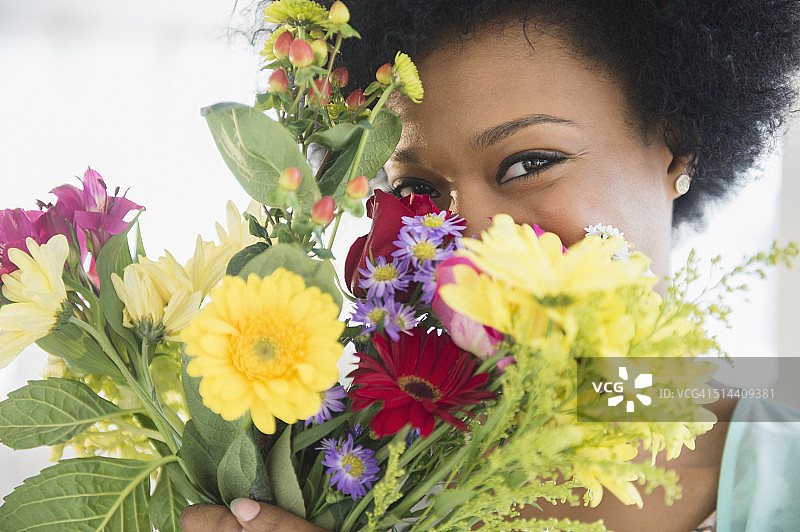 一个非裔美国妇女拿着一束花图片素材