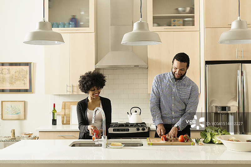 混血夫妇在厨房一起做饭图片素材