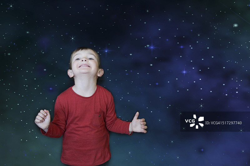男孩看着繁星点点的天空图片素材