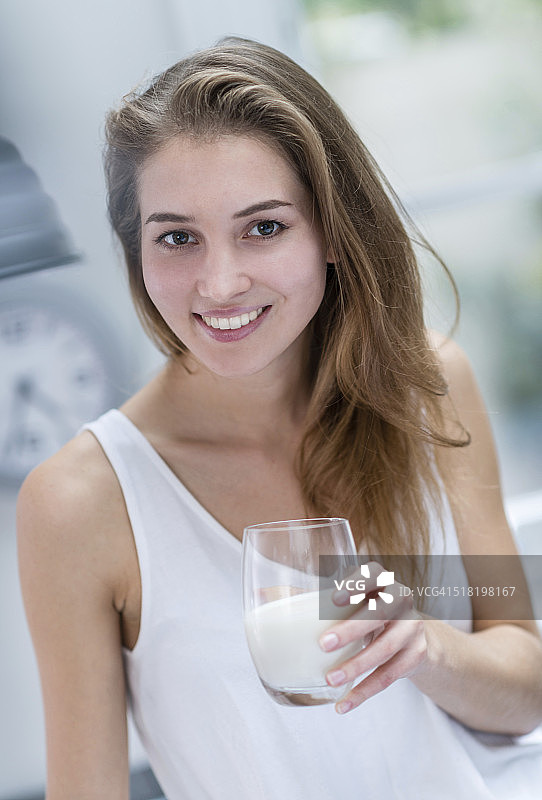 女人喝牛奶图片素材