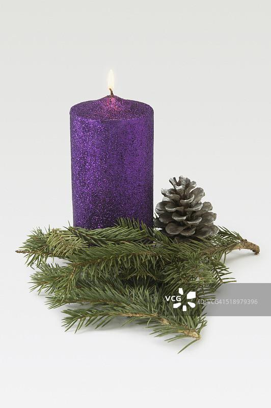 细节视图的圣诞蜡烛装饰常青的树枝和松果图片素材