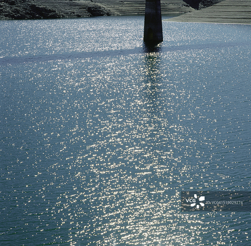 阳光反射平静的湖图片素材