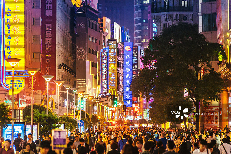 晚上中国上海繁忙的购物街图片素材