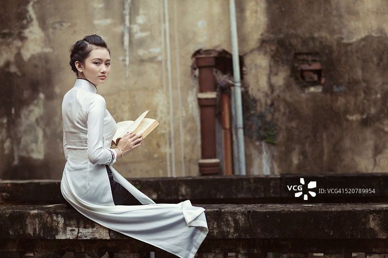 穿着传统服饰的美丽越南女孩(ao dai)图片素材